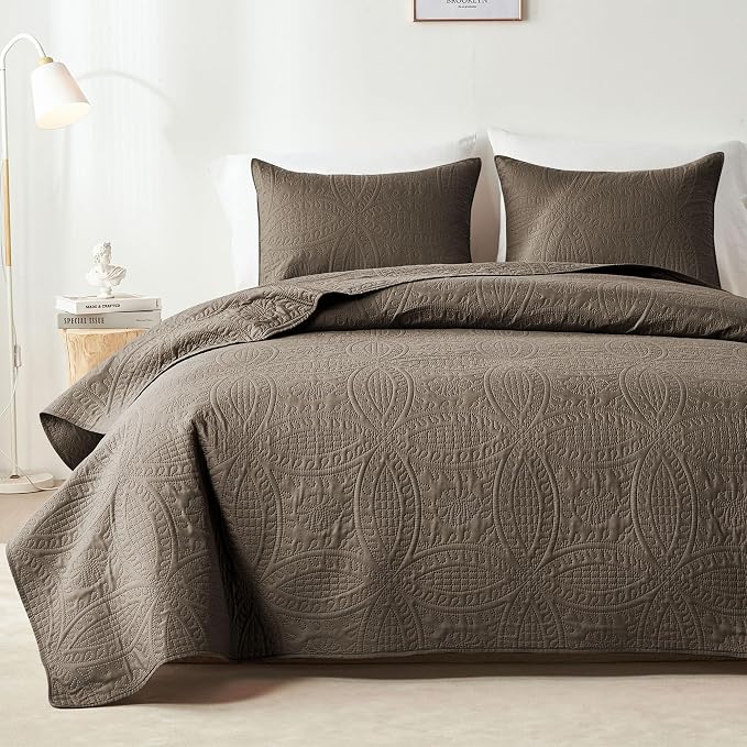 akkialla Mocha Brown Twin Quilt Set,Ultrasonic Lightweight Bedspread Coverlet for Modern Minimalist Bedroom,Soft Microfiber Coin Pattern Bedding,2-Piece (1 Quilt,1 Pillow Sham)