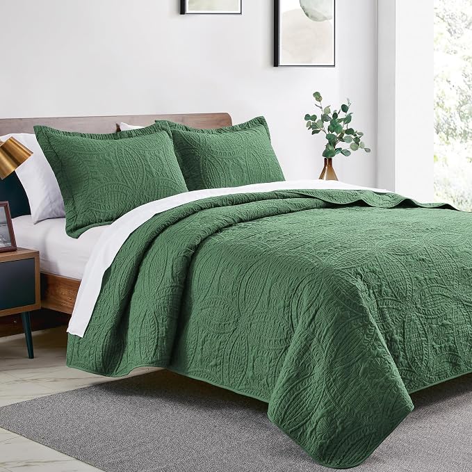 Love's cabin King Size Quilt Set Dark Green Bedspreads - Soft Bed Summer Lightweight Bedspread Comforter - Modern Style Coin Pattern Coverlet for All Season - 3 Pieces (1 Quilt, 2 Pillow Shams)