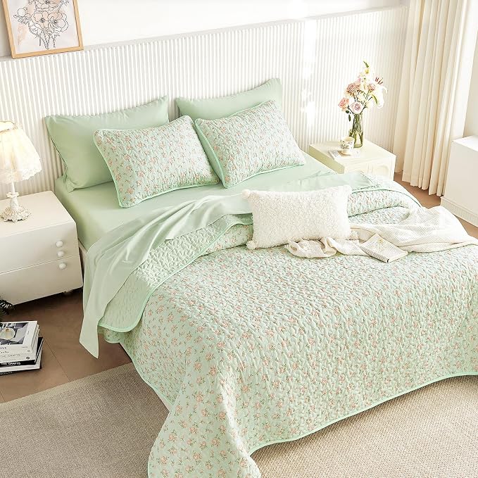 Wake In Cloud - Floral Quilt Set, Coquette Cottagecore Shabby Chic Flower Pattern for Women Teen Girls, Reversible Lightweight Bedspread Coverlet, 3 Pieces, Green Pink, Queen/Full Size