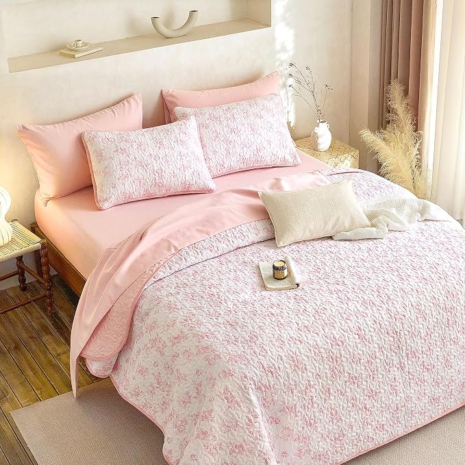 Wake In Cloud - Floral Quilt Set, Shabby Chic Coquette Cottagecore Vintage Flower for Women Teen Girls, Reversible Lightweight Bedspread Coverlet, 3 Pieces, Pink, Queen/Full Size