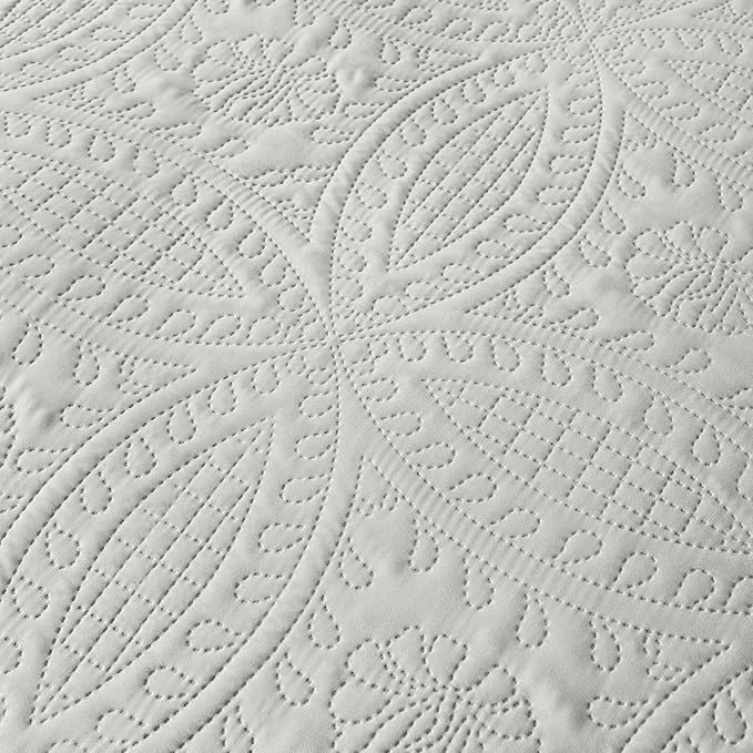 akkialla 118"x106" Light Grey California King Quilt Set, Oversized Floor-Length Bedspread, Modern Coin Pattern Microfiber Coverlet, 3-Piece All Season Bedding with 2 Pillow Shams