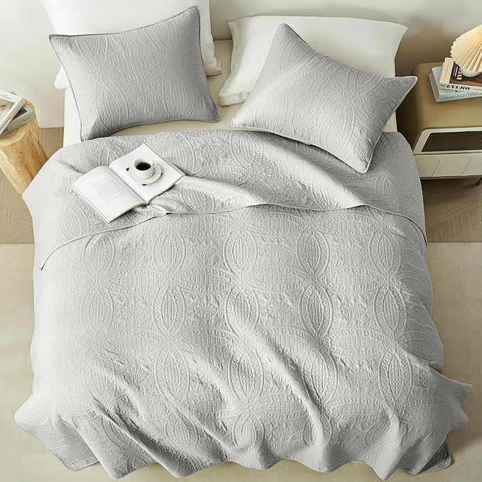 akkialla 118"x106" Light Grey California King Quilt Set, Oversized Floor-Length Bedspread, Modern Coin Pattern Microfiber Coverlet, 3-Piece All Season Bedding with 2 Pillow Shams