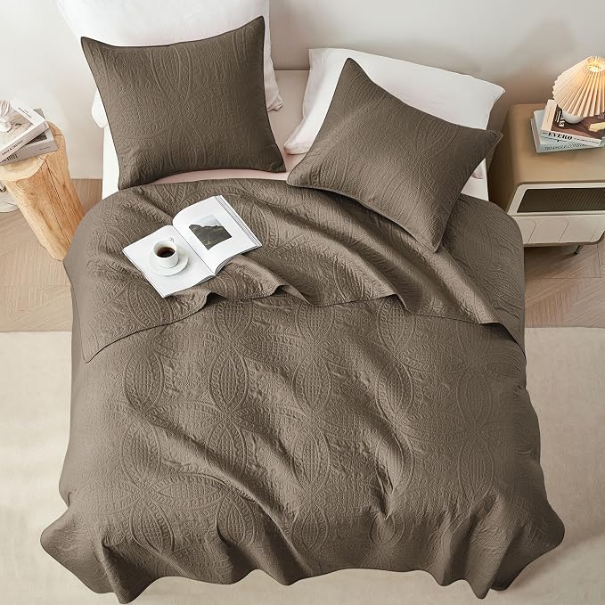 akkialla Mocha Brown Twin Quilt Set,Ultrasonic Lightweight Bedspread Coverlet for Modern Minimalist Bedroom,Soft Microfiber Coin Pattern Bedding,2-Piece (1 Quilt,1 Pillow Sham)