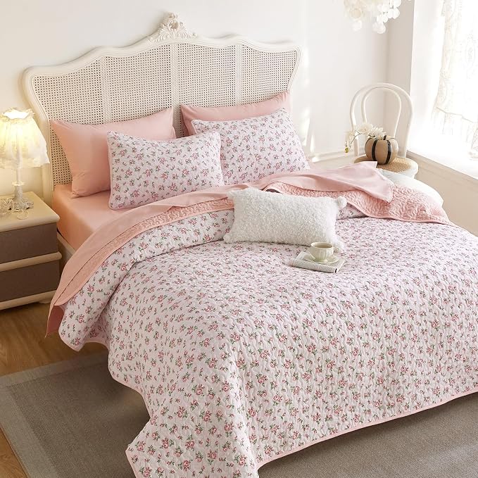 Wake In Cloud - Floral Quilt Set, Coquette Cottagecore Shabby Chic Flower Pattern for Women Teen Girls, Reversible Lightweight Bedspread Coverlet, 3 Pieces, Pink, King Size